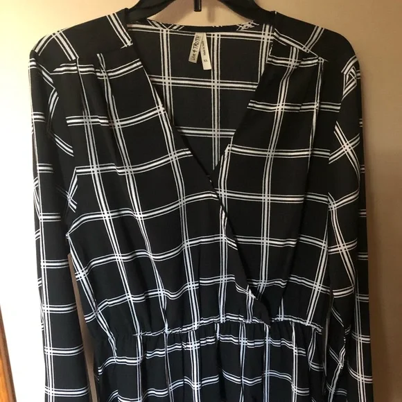 Live 4 Truth black and white v-neck tunic - Picture 3 of 7